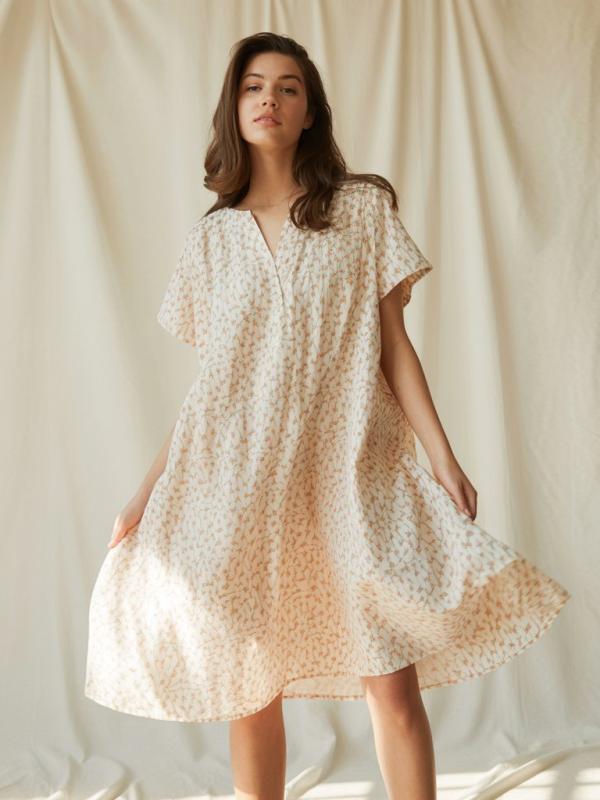 a-photograph-of-a-young-woman-modeling-a_Y--91J9cSv6INLBtHW8dxw_k5drwiniSw6iFR0CW7pC8w 